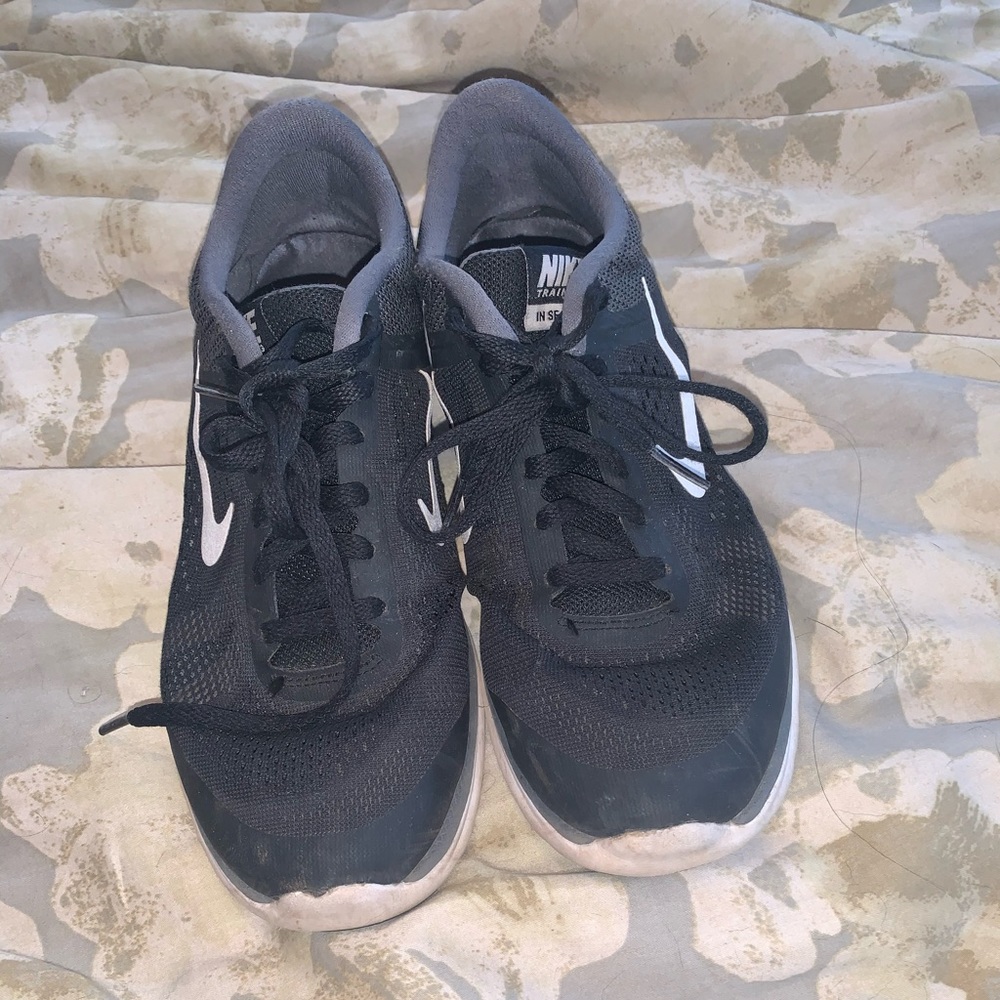 Nike sneakers black and white